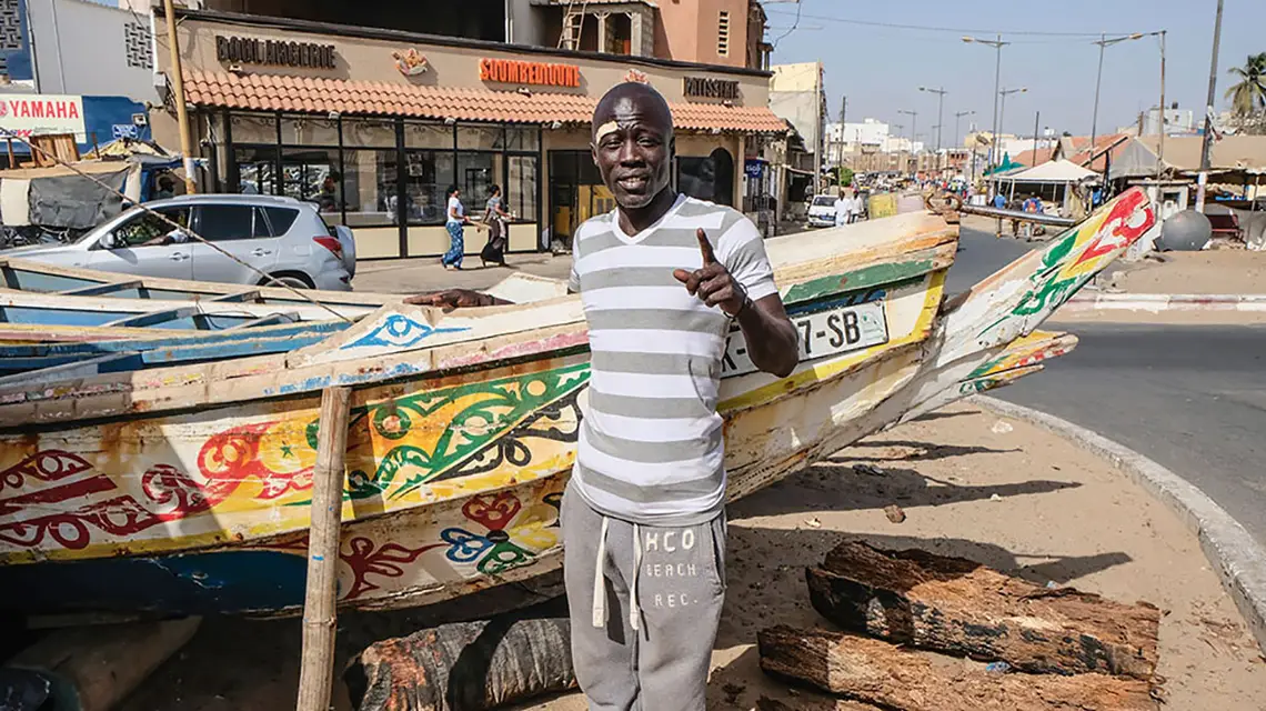 Rybak Mao obok łodzi własnej produkcji, Dakar, lato 2018 r. / JOANNA MĄKOSA