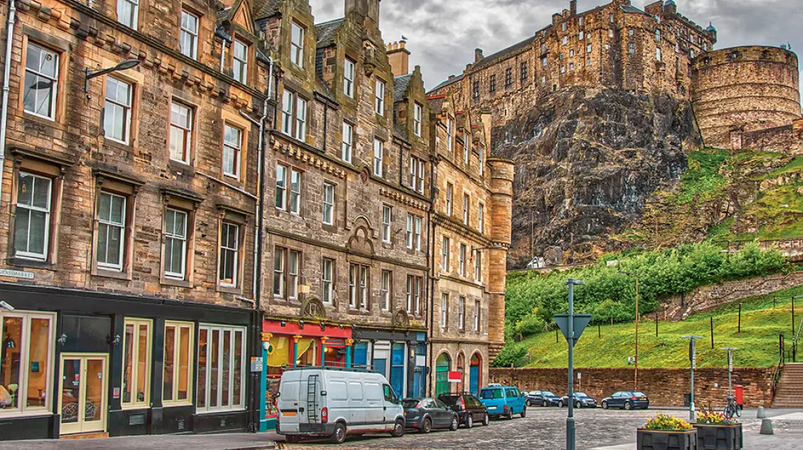 Zamek w Edynburgu na wzgórzu, Szkocja / ROMAN BABAKIN / ADOBE STOCK