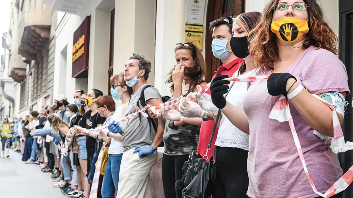 Utworzony przez protestujących studentów Uniwersytetu Sztuki Teatralnej i Filmowej „żywy łańcuch”, łączący uczelnię z budynkiem parlamentu. Budapeszt, 6 września 2020 r. / ATTILA KISBENEDEK / AFP / EAST NEWS