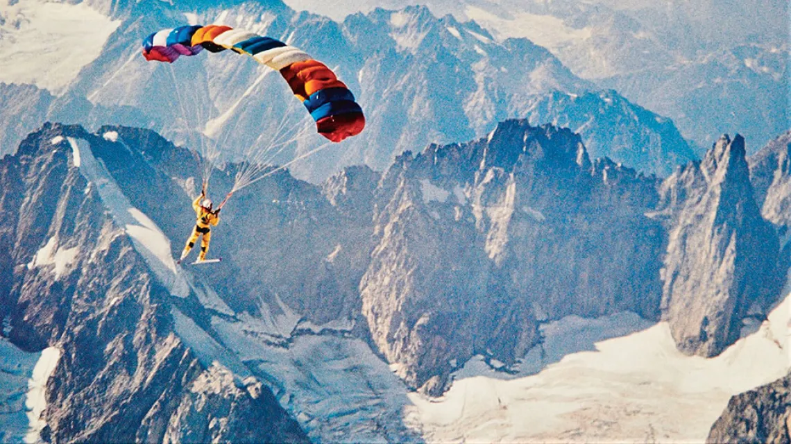 Peter Chrzanowski, narciarz i paralotniarz, w trakcie zlotu spod szczytu Mount Waddington w kanadyjskich Górach Nadbrzeżnych, 1987 r.  / Z ARCHIWUM PETERA CHRZANOWSKIEGO