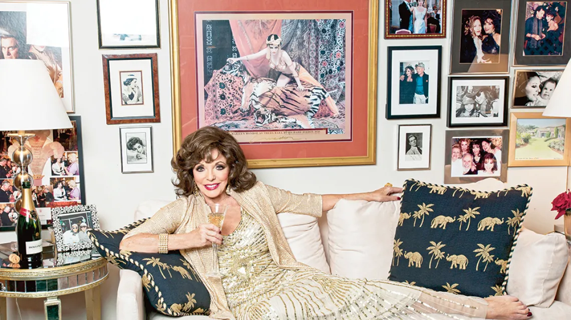 Joan Collins w swoim apartamencie w Hollywood. Marzec 2015 r.  / EDDIE SANDERSON / GETTY IMAGES