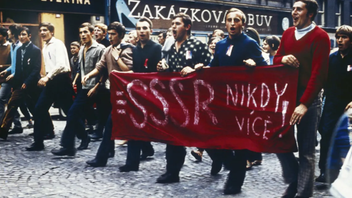 Protest przeciw inwazji Układu Warszawskiego. Praga, 23 sierpnia 1968 r. / fot. Bettman / Corbis / 