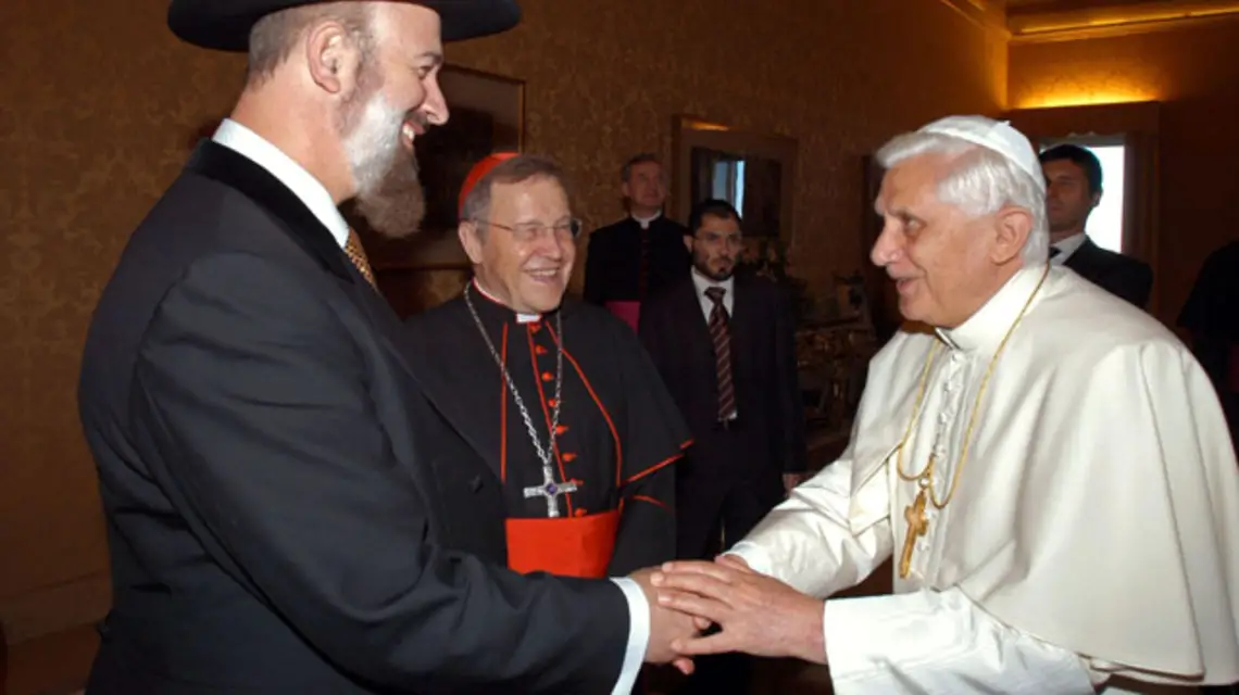 Naczelny Rabin Izraela Jona Metzger i Papież Benedykt XVI, wrzesień 2005 r. W środku kard. Walter Kasper. "Żydowscy liderzy we Włoszech nie wezmą udziału w katolickim Dniu Judaizmu" /fot. KNA-Bild / 