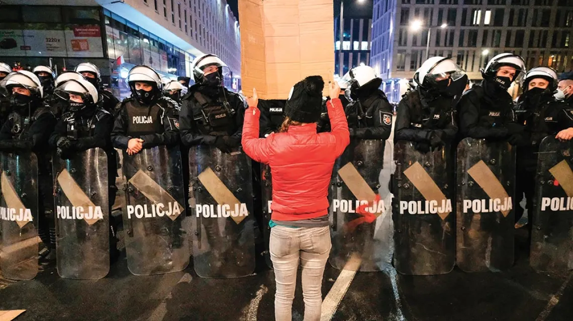 Protest Strajku Kobiet 18 listopada w Warszawie został – w odróżnieniu od poprzednich – stłumiony przez znaczne siły policyjne / SŁAWOMIR KAMIŃSKI / AGENCJA GAZETA