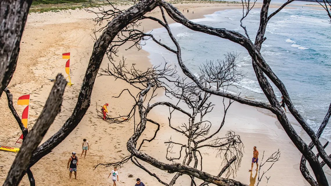Plaża w pobliżu miasteczka Mallacoota w Australii. Mieszkańcy i turyści upamiętniają rocznicę ewakuacji czterech tysięcy osób, które w tym miejscu znalazły schronienie podczas pożarów buszu. Grudzień 2020 r. / Jenny Evans / Getty Images