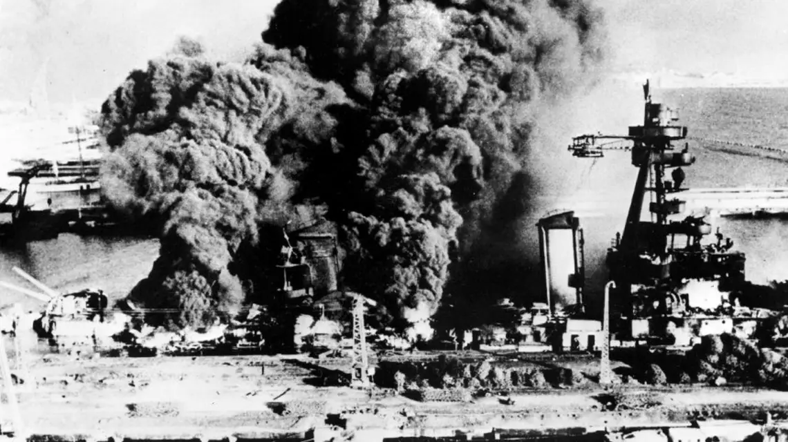 Port w Tulonie, 27 listopada 1942 roku: francuska flota sama sobie zadaje śmiertelny cios / fot. Keystone, Getty Images, FPM / 