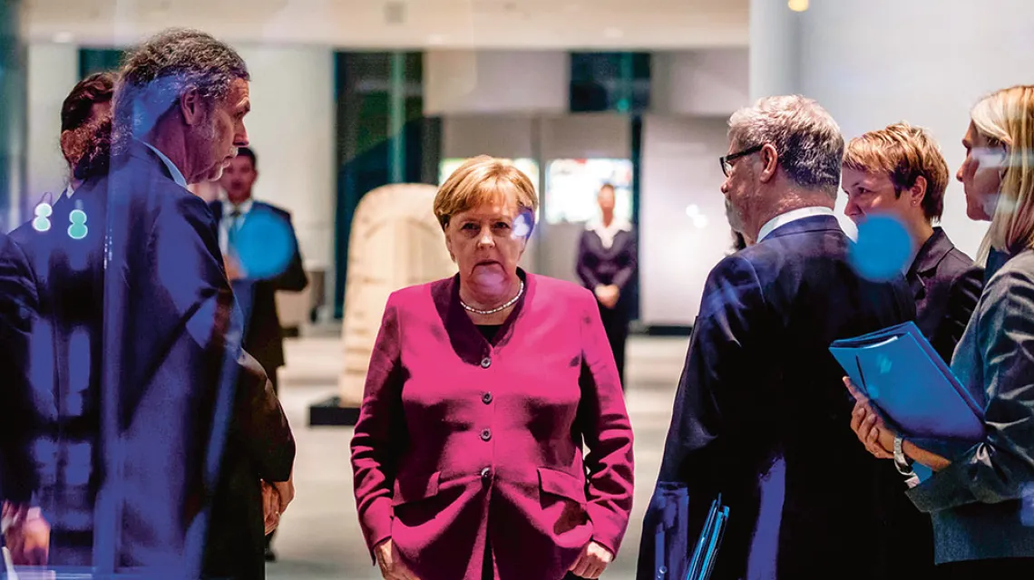 Angela Merkel  czeka na  prezydenta RPA, który odwiedza Niemcy. Tego dnia ogłosi decyzję o swym planowanym odejściu.  Berlin,  29 października 2018 r. / KAY NIETFELD / DPA / PAP