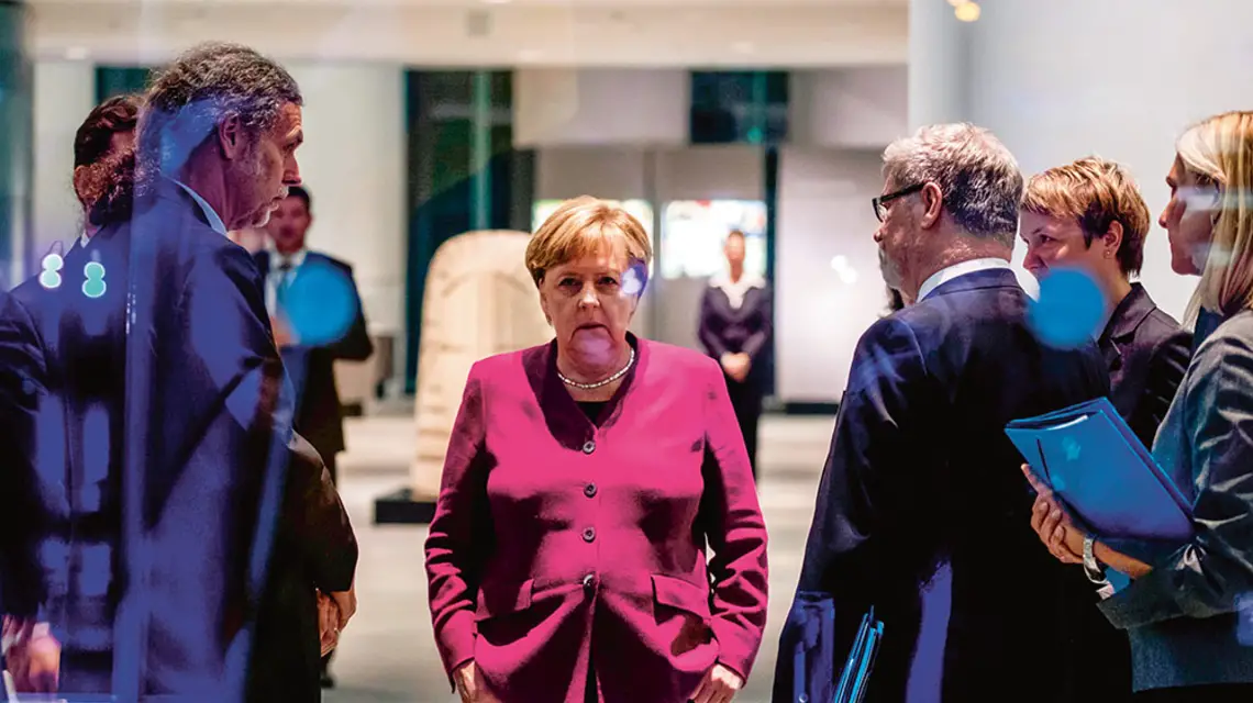 Angela Merkel czeka na prezydenta RPA, który odwiedza Niemcy. Tego dnia ogłosi decyzję o swym planowanym odejściu. Berlin, 29 października 2018 r. / KAY NIETFELD / DPA / PAP
