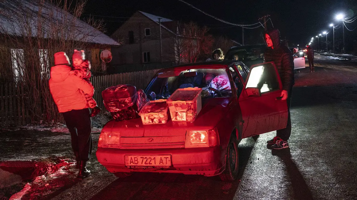 Obywatele Ukrainy czekają na wjazd do Polski. Sznur samochodów ma około 20 km długości, ciągnie się od Chyrowa do przejścia granicznego Smolnica-Krościenko. Okolice wsi Starawa, 28 lutego 2022 r. / FOT. GRAŻYNA MAKARA / 