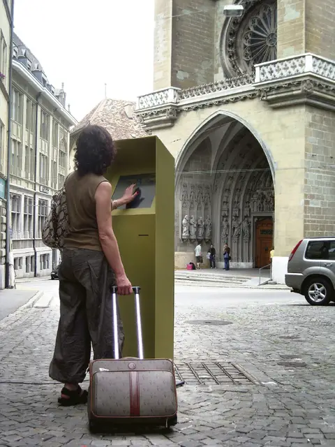 „Holy Machine”, praca Kamili Szejnoch przed katedrą we Fryburgu (Szwajcaria), 2009 r. / fot. z archiwum Artystki / 