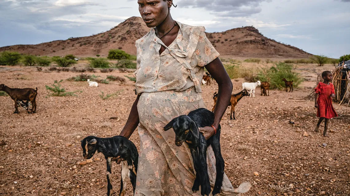 Ciężarna Mary Arupe z plemienia Turkanów opiekuje się kozami, podczas gdy jej mąż pracuje jako taksówkarz w pobliskim mieście Kakuma. / KRISTOF VADINO