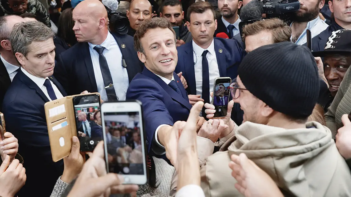 Emmanuel Macron w czasie spotkania ze sprzedawcami na placu targowym na przedmieściach Paryża. 27 kwietnia 2022 r. / BENOIT TESSIER / AP / EAST NEWS