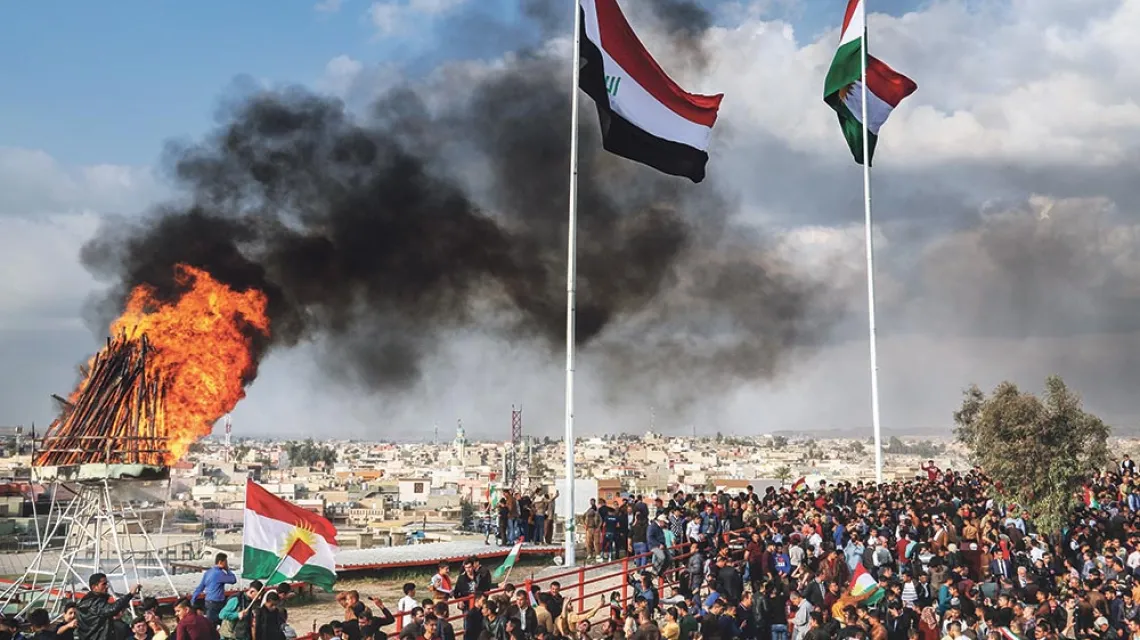 Flagi kurdyjska i iracka nad corocznym festiwalem Noruz. Kirkuk, 20 marca 2017 r. / MARWAN IBRAHIM / AFP / EAST NEWS