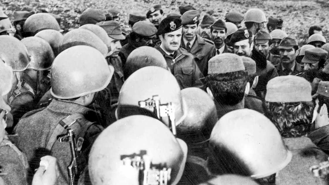 Generał Hafiz al-Asad na froncie podczas wojny z Izraelem w 1967 r. / TALLANDIER / RUE DES ARCHIVES / FORUM