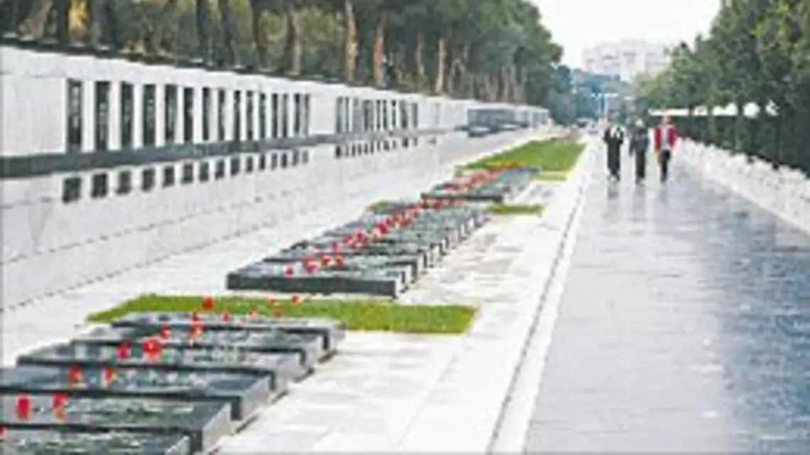 Wzgórze Męczenników w Baku z cmentarzem, na którym spoczywają Azerowie polegli podczas wojny z Ormianami o Karabach /fot. W. Szpak / 