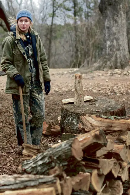 Jennifer Lawrence jako Ree Dolly, samotna bohaterka filmu „Do szpiku kości” / fot. Vivarto / 