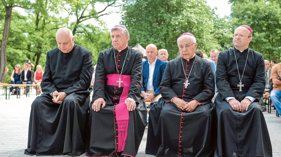 Od lewej: ks. Andrzej Dymer, metropolita szczecińsko-kamieński abp Andrzej Dzięga oraz biskupi pomocniczy Marian Kruszyłowicz i Henryk Wejman na poświęceniu szpitala rehabilitacyjnego im. św. Karola Boromeusza Instytutu Medycznego Jana Pawła II / KRZYSZTOF HADRIAN / AGENCJA GAZETA