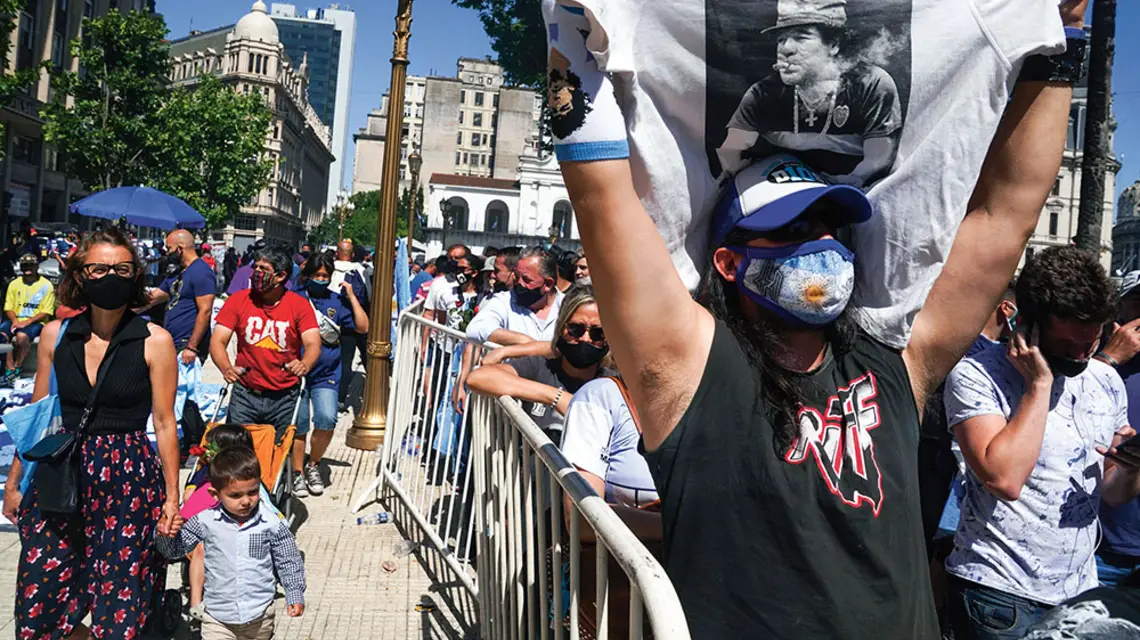 Po ośmiu miesiącach surowych restrykcji emocje w Argentynie eksplodowały wraz z wiadomością o śmierci Diego Maradony. Tłumy czekały w kolejce do pałacu prezydenckiego w Buenos Aires, by oddać hołd piłkarzowi.26 listopada 2020 r. / PABLO E. PIOVANO / BLOOMBERG / GETTY IMAGES