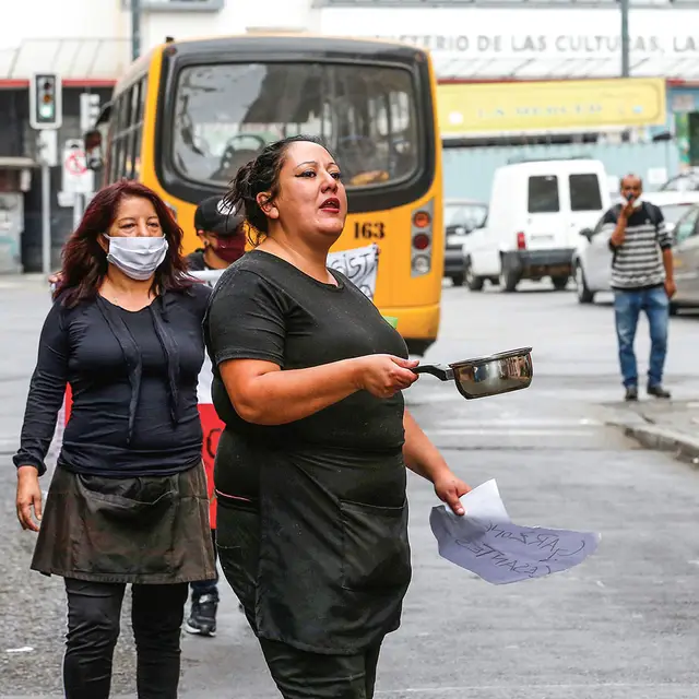 Kelnerki proszą przechodniów o wsparcie finansowe po tym, jak straciły pracę z powodu zamknięcia restauracji i barów. Valparaíso, Chile, 9 kwietnia 2020 r. / RODRIGO GARRIDO / REUTERS / FORUM