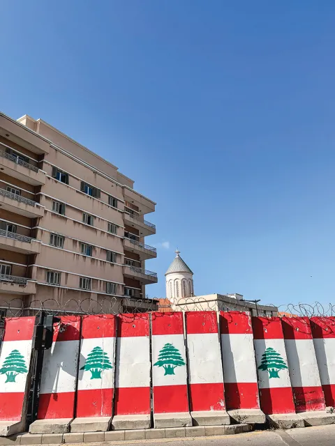 Dzielnica rządowa zamknięta ogrodzeniem w narodowych barwach Libanu. Bejrut, maj 2022 r. / Marcin Rychły