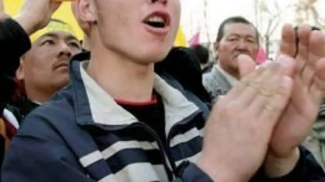 "Rewolucja Tulipanów" w Kirgistanie i demonstracje w Uzbekistanie przeraziły rządzących krajami Azji Centralnej. Na zdjęciu demonstracja w Biszkeku, stolicy Kirgistanu (marzec 2005) / 
