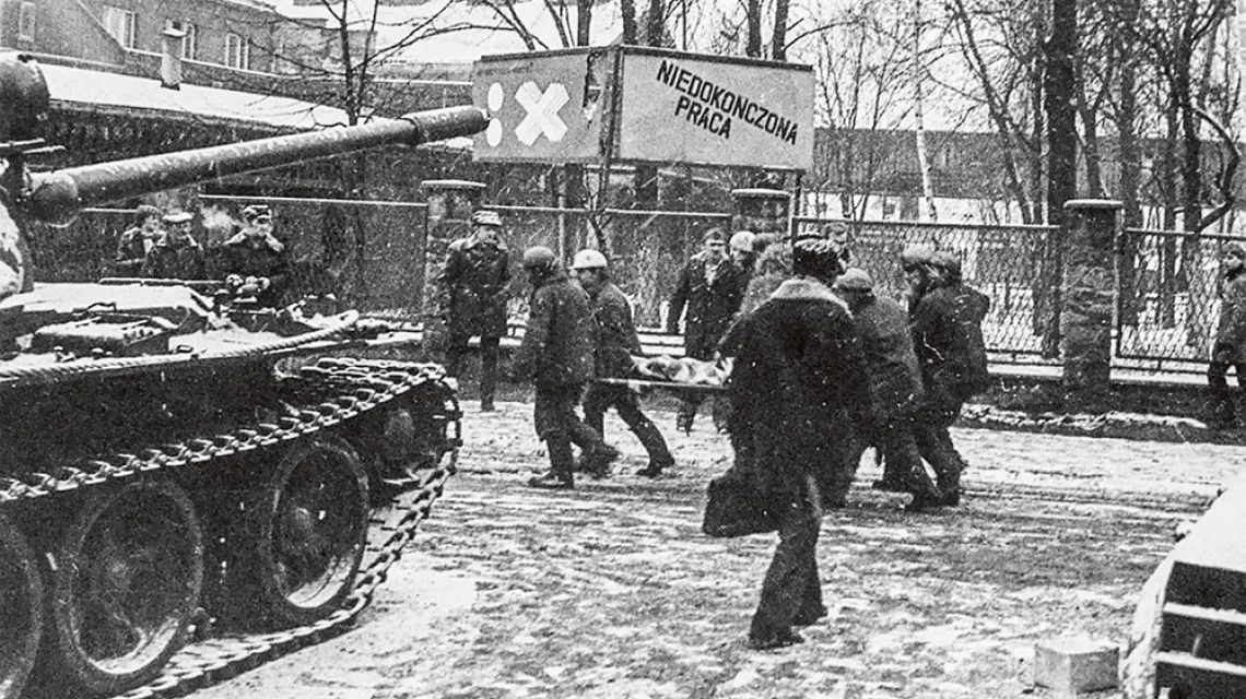 Po pacyfikacji strajku w kopalni Wujek. Katowice, 16 grudnia 1981 r. / AUTOR NIEZNANY / ŚLĄSKIE CENTRUM WOLNOŚCI I SOLIDARNOŚCI