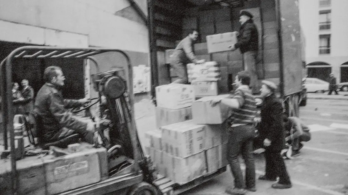 Załadunek transportu darów z Rennes do Białegostoku, grudzień 1981 r. / archiwum Ewy Waliszewskiej i ouest-France
