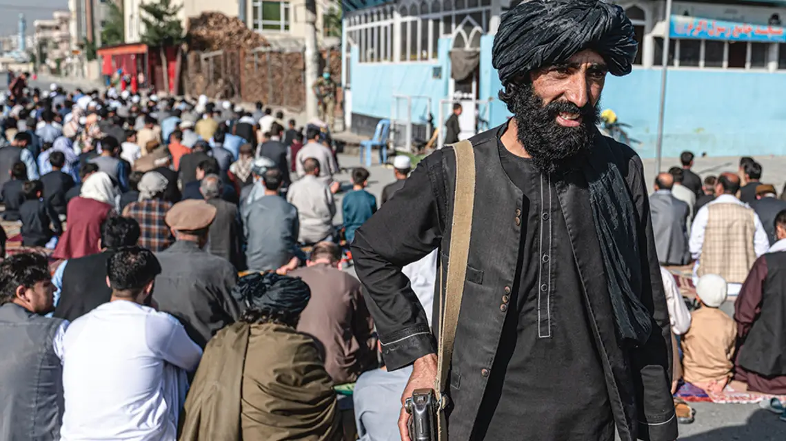 Modlitwa podczas święta Id al-Fitr na koniec ramadanu. Przed meczetem w Kabulu, 1 maja 2022 r. / WAKIL KOHSAR / AFP / EAST NEWS