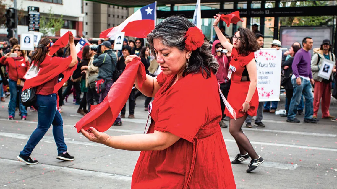 Cueca sola tańczona przez kobiety podczas marszu upamiętniającego chilijski zamach stanu w 1973 r. Santiago, 11 września 2016 r. / MAURICIO GOMEZ / NURPHOTO / AFP / EAST NEWS