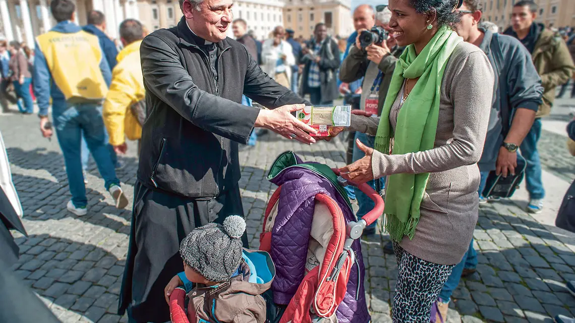 Abp Konrad Krajewski podczas niedzielnej modlitwy Anioł Pański na placu św. Piotra, Watykan, 21 lutego 2016 r. / FABIO PIGNATA / CPP
