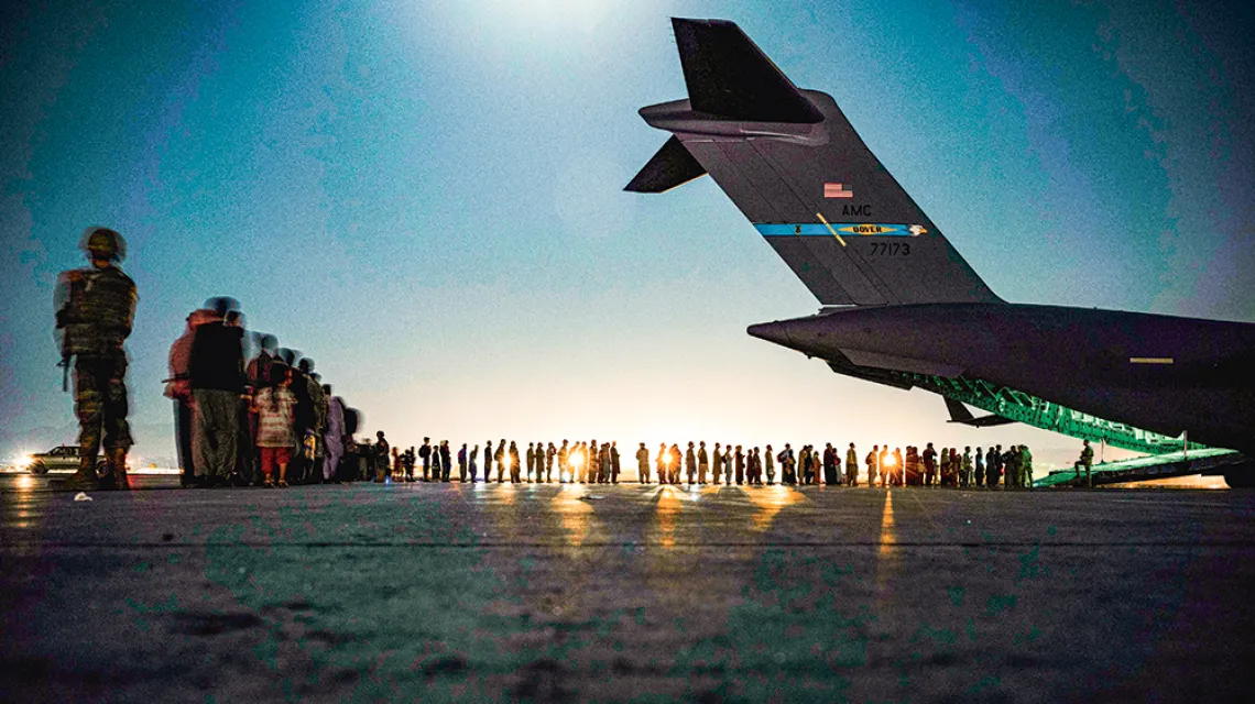 Ewakuacja na lotnisku w Kabulu, 21 sierpnia 2021 r. / TAYLOR CRUL / U.S. AIR FORCE / GETTY IMAGES