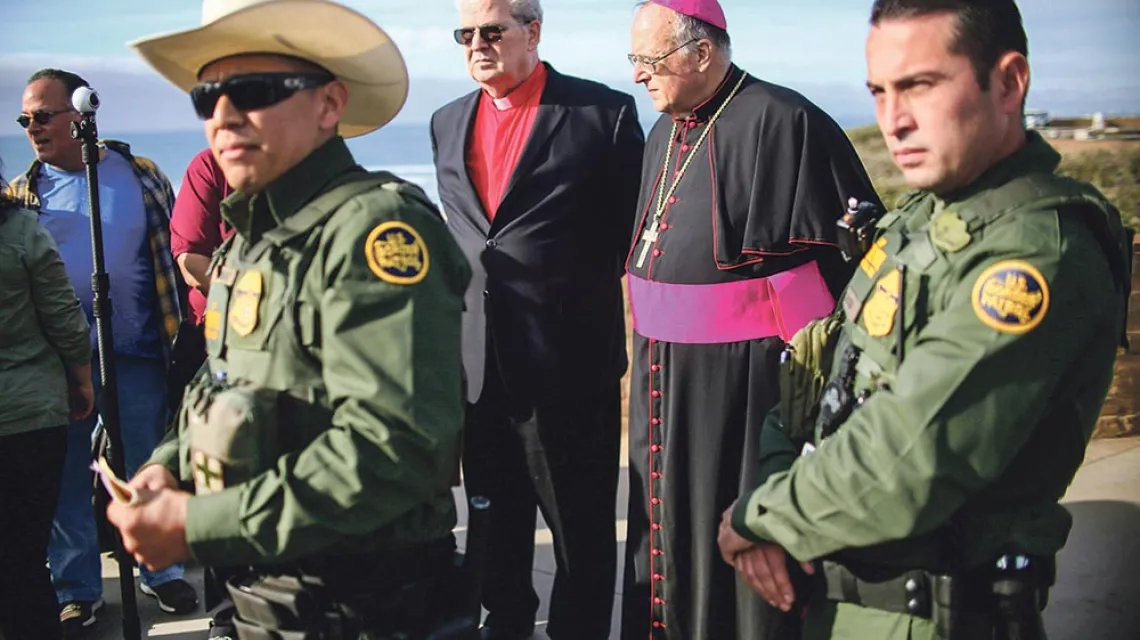 Robert McElroy, arcybiskup San Diego, przed spotkaniem z wiernymi na granicy z Meksykiem. San Ysidro, Kalifornia, grudzień 2016 r. / SANDY HUFFAKER / AFP / EAST NEWS
