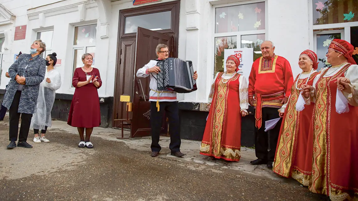 Aktorzy w rosyjskich strojach ludowych przed lokalem wyborczym. Miasto Krymsk w Kraju Krasnodarskim, 19 września 2021 r. / AP / EAST NEWS