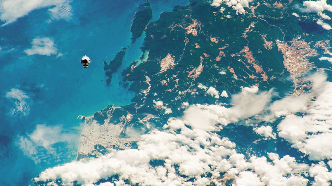 Dragon-Endeavour w drodze na ISS. Zdjęcie wykonano ze stacji kosmicznej. Zanim na nią dotarł, kilkanaście razy okrążył Ziemię. Tutaj przelatuje nad południowo-zachodnią Turcją. / NASA