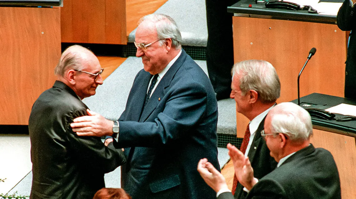 Roman Herzog, Johannes Rau i Helmut Kohl składają gratulacje Władysławowi Bartoszewskiemu po jego przemówieniu w Bundestagu. Berlin, 28 kwietnia 1995 r. / NICOLE MASKUS / DPA / PAP