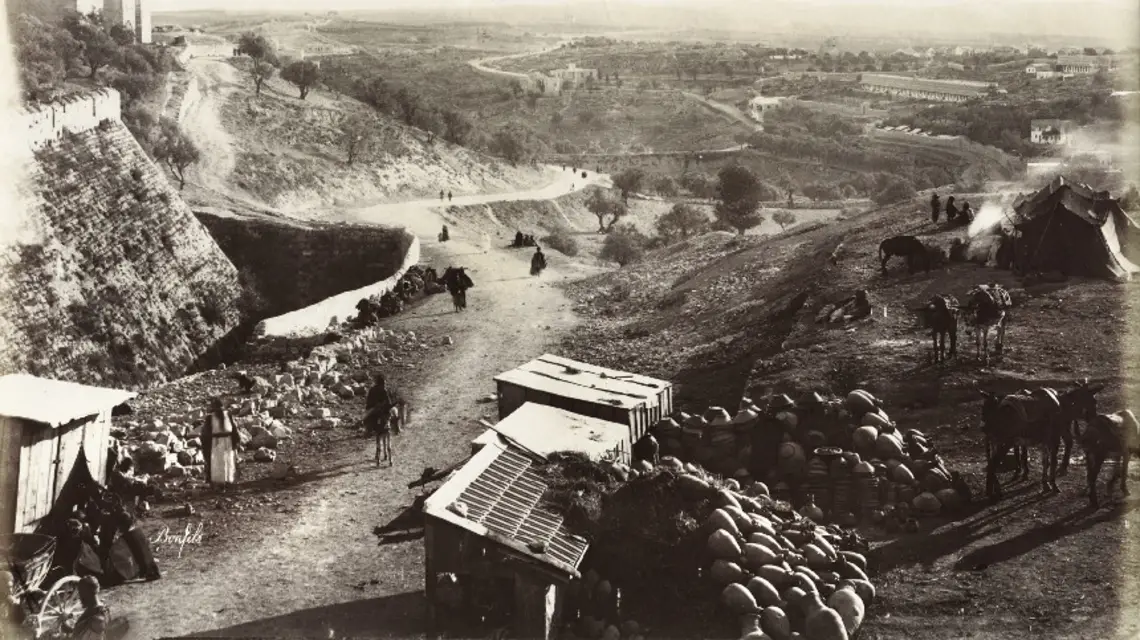 Feliks Bonfils, Droga do Betlejem (widok z Bramy Jaffy), 1890 r. / Fotografia pochodzi z wystawy „Oswajanie Jerozolimy” zorganizowanej w 2010 r. przez Muzeum Etnograficzne w Krakowie i Stowarzyszenie Festiwal Kultury Żydowskiej / 