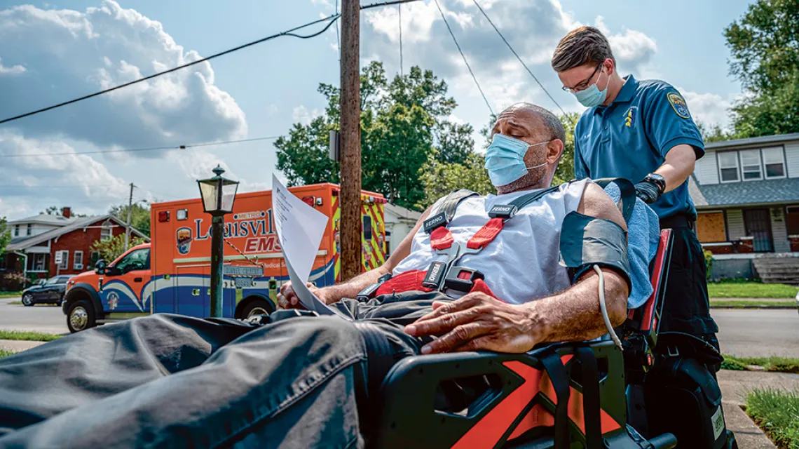 Sanitariusz z Metro Emergency Medical Services w Louisville, Kentucky, transportuje pacjenta chorego na covid, 13 września 2021 r. / JON CHERRY / GETTY IMAGES