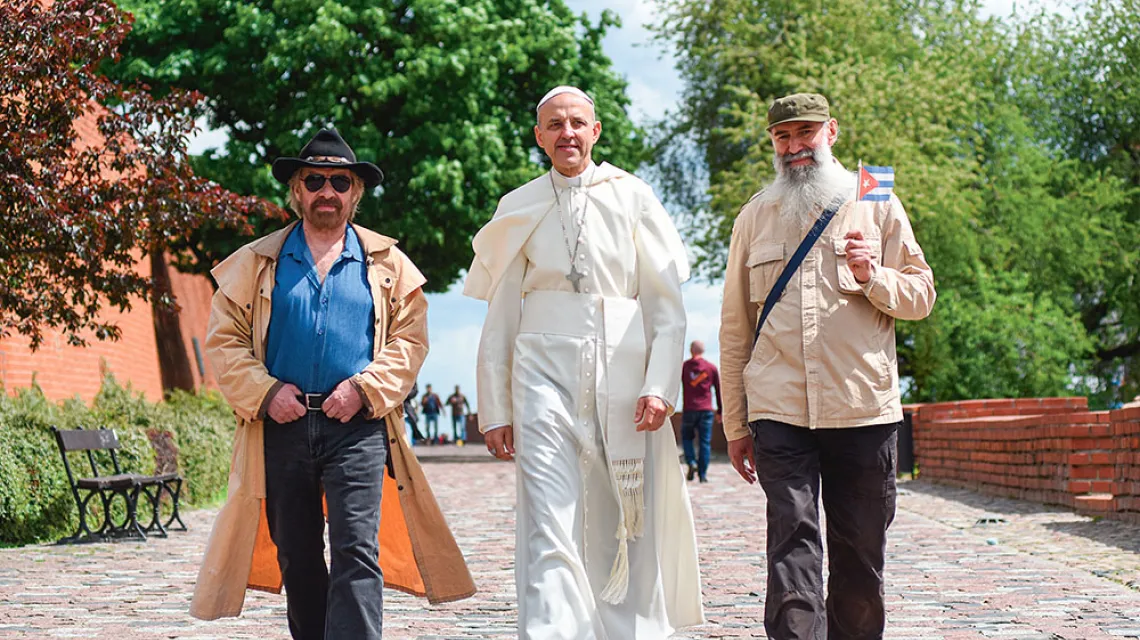 Jacek Pieniążek (Chuck Norris), Jarosław Skrzypczyk (papież Franciszek) i Piotr Suska (Fidel Castro). Warszawa, 23 maja 2021 r. / JACEK TARAN