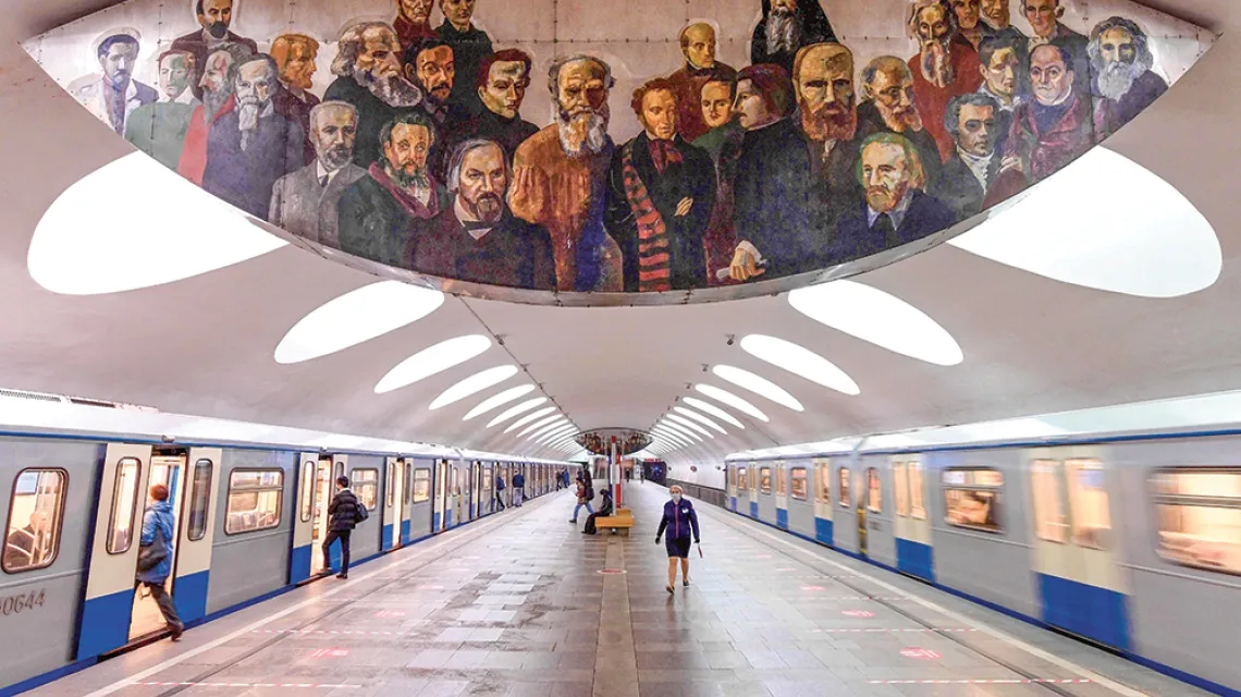 Portrety rosyjskich pisarzy i kompozytorów na stacji metra Otradnoje w Moskwie, czerwiec 2020 r. / KIRILL KUDRYAVTSEV / EAST NEWS