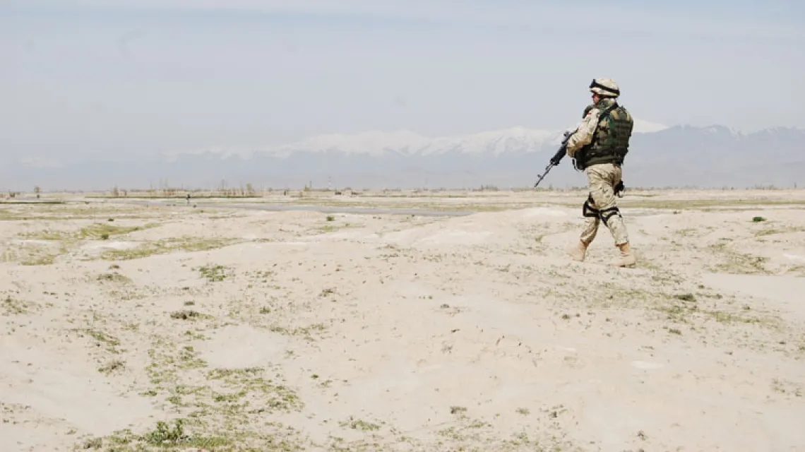 Sprawdzanie miejsca, gdzie talibowie podłożyli bombę, Afganistan, kwiecień 2009 r. /fot. Andrzej Meller / 