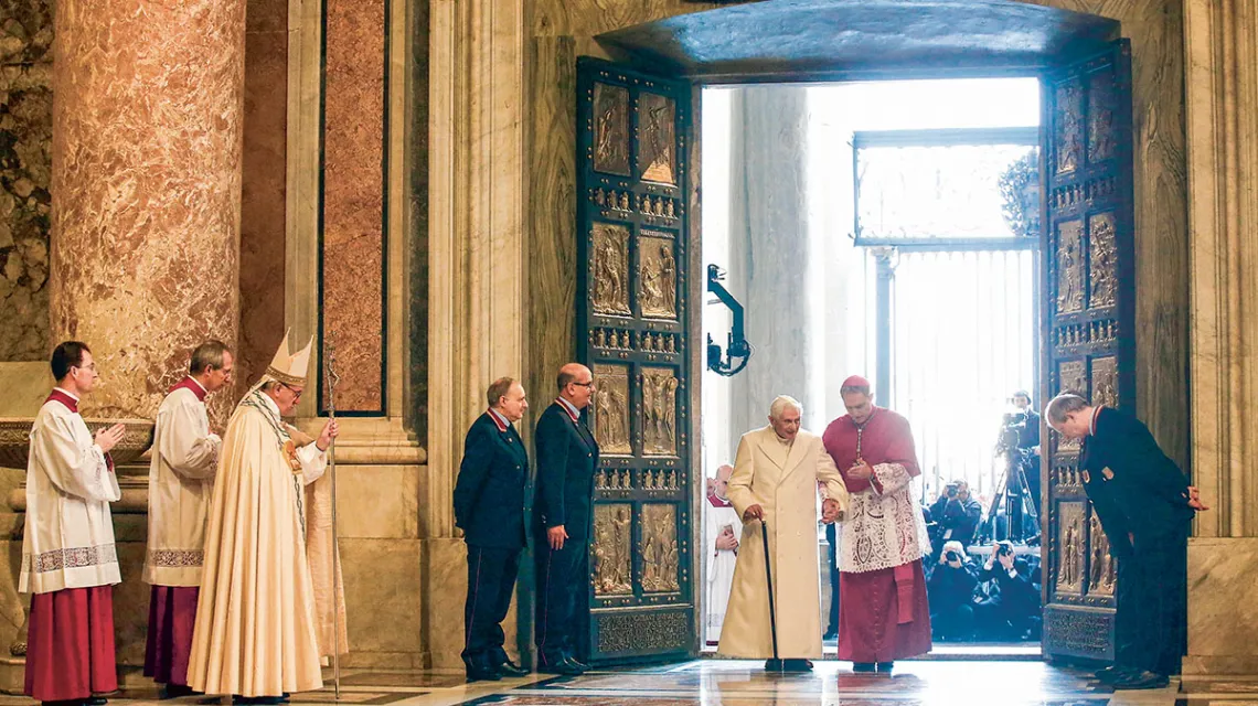 Papież Franciszek i papież emeryt Benedykt XVI  podczas ceremonii otwarcia Roku Jubileuszowego, Bazylika św. Piotra w Watykanie,  grudzień 2015 r. / ALESSANDRO BIANCHI / REUTERS / FORUM
