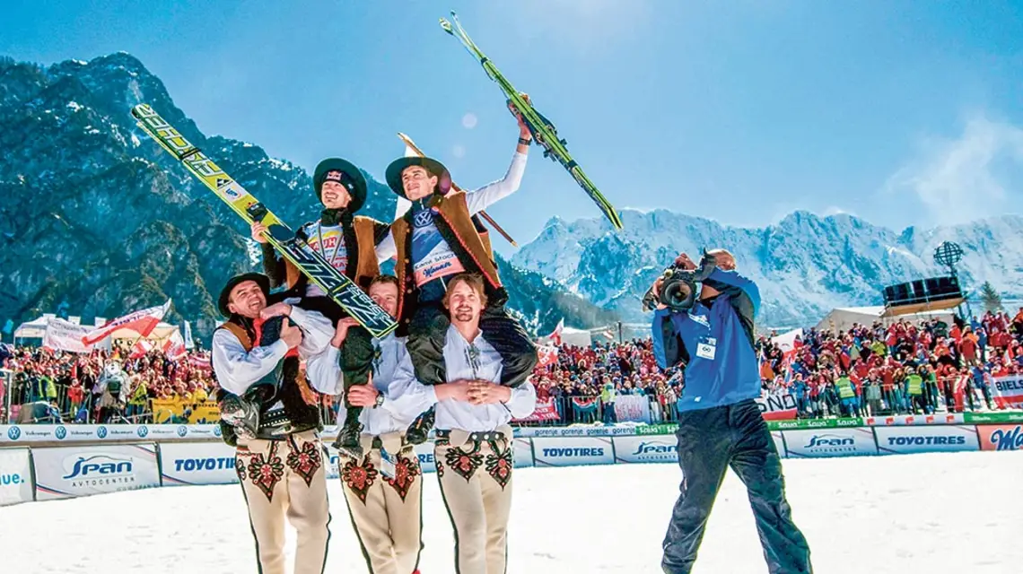 Kamil Stoch i Adam Małysz, ostatni konkurs Pucharu Świata, Planica (Słowenia), 20 marca 2011 r. / MATIC KLANSEK VELEJ / EXPA / PAP