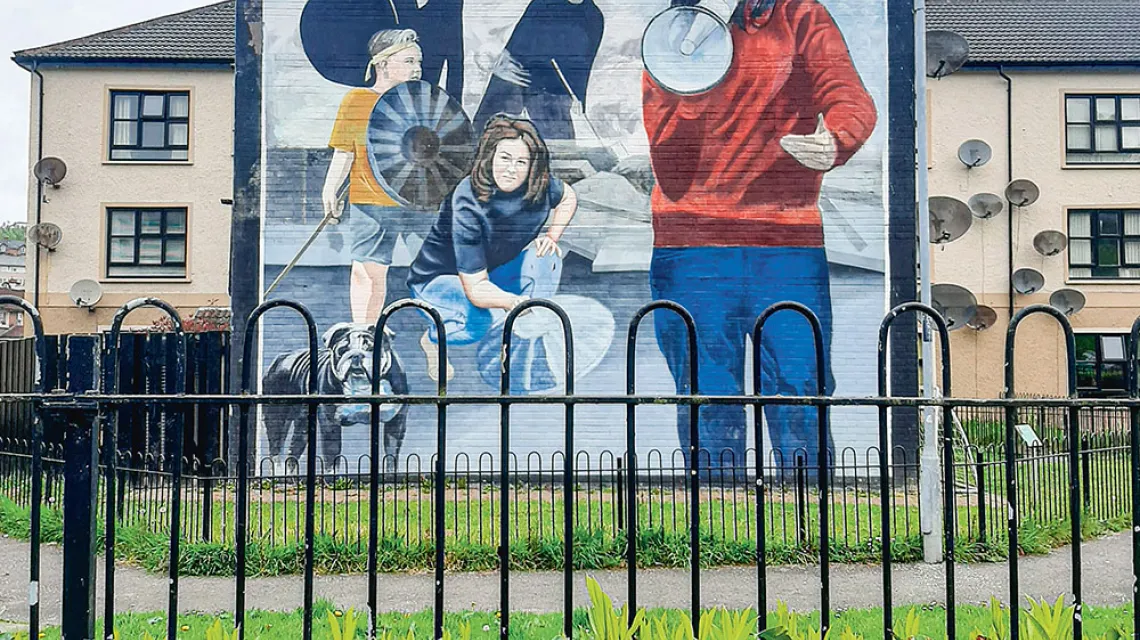 Republikański mural w katolickiej dzielnicy Derry/Londonderry. Irlandia Północna, 3 maja 2022 r. / AGATA KASPROLEWICZ