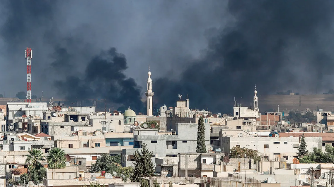 Syryjskie miasto Ras-al-Ajn w dniu rozpoczęcia tureckiej ofensywy – widok z drugiej strony granicy, 9 października 2019 r. / BURAK KARA / GETTY IMAGES