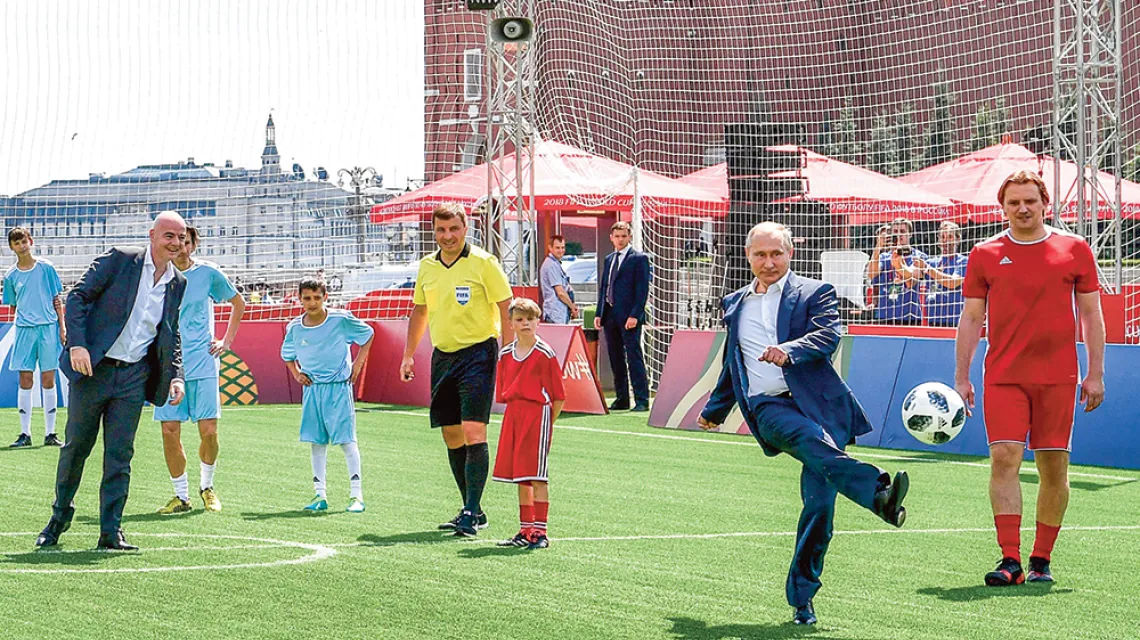 Władimir Putin i Gianni Infantino (pierwszy z lewej) podczas mundialu w Rosji. Moskwa, 2018 r. / YURI KADOBNOV / AFP / EAST NEWS