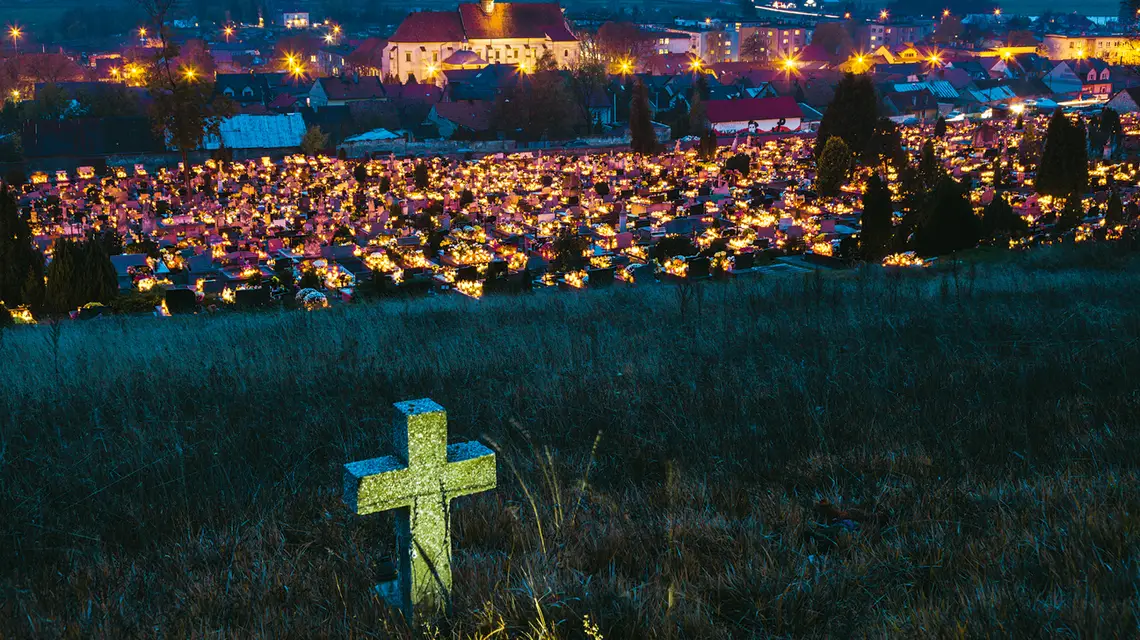 Dzień Wszystkich Świętych w Pińczowie, woj. świętokrzyskie / HENRYK SADURA / GETTY IMAGES