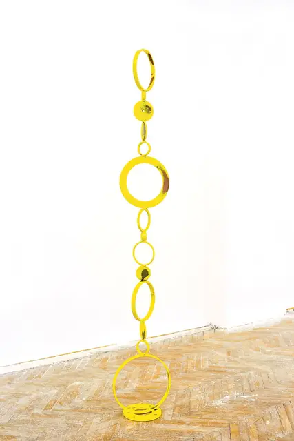 Z KOLEKCJI ZACHĘTY ZUZA GOLIŃSKA „Suns totem II”, stal recyklingowana, farba proszkowa (poliestrowa), 197 x 32,5 x 21 cm, 2019 r. / ZACHĘTA