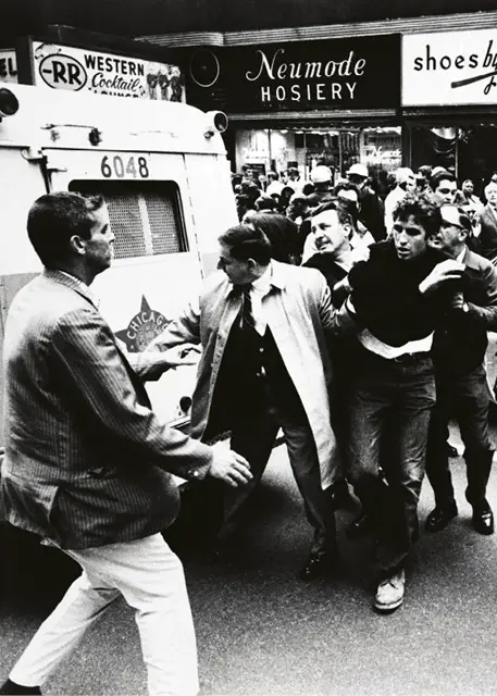 Aresztowanie członka organizacji Weather Underground podczas demonstracji w Chicago, 11 października 1969 r. / fot. Bettmann / Corbis / 