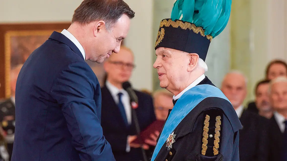 Ks. Bernard Czernecki w mundurze górnika przyjmuje od prezydenta Andrzeja Dudy Order Orła Białego, Warszawa, 11 listopada 2017 r. / RADEK PIETRUSZKA / PAP