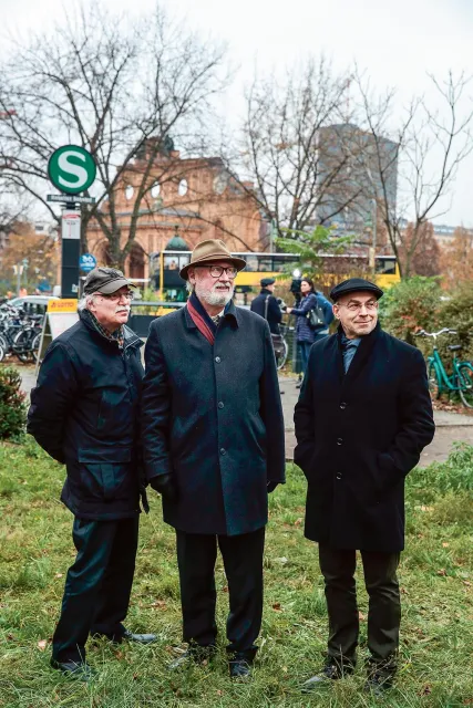 Andreas Nachama, Florian Mausbach i Dieter Bingen na placu Askańskim, Berlin, listopad 2017 r. / SEAN GALLUP / GETTY IMAGES